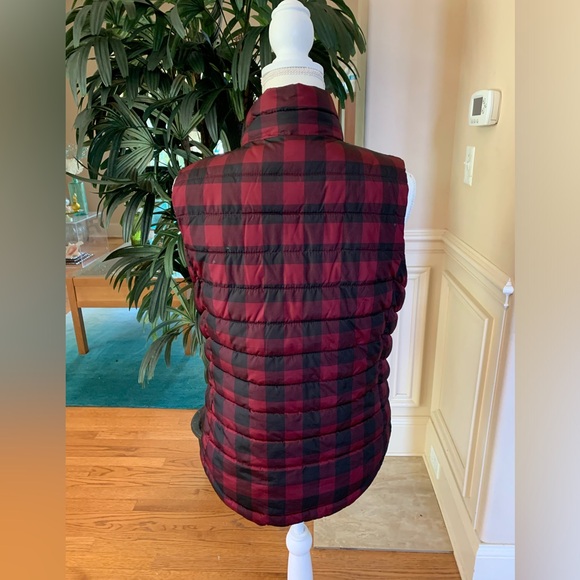 ❤️❤️GAP Red & Black Checkered Plaid Slimming Puffer Vest Size Medium❤️❤️ - Picture 6 of 10